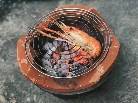 Shrimp is grilled on charcoal stove.の素材