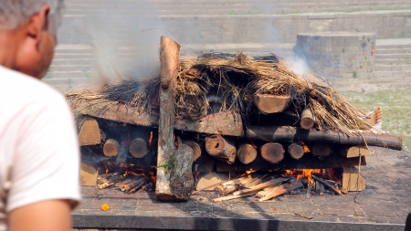 death corpse burning cremation fire, pashupatinath temple, kathmandu, nepalの写真素材