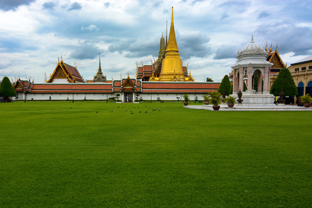 Grand Palace gold Buddhist stupa and beautiful landscaping in Bangkok, Thailandのeditorial素材