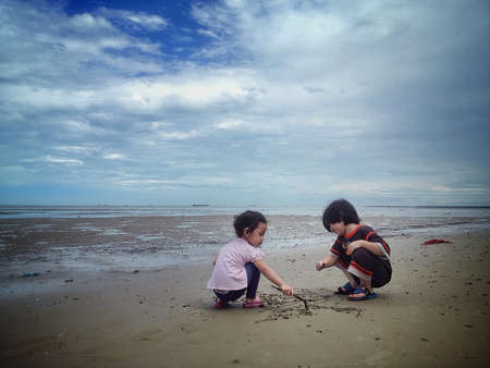 kids playing at the beachの素材