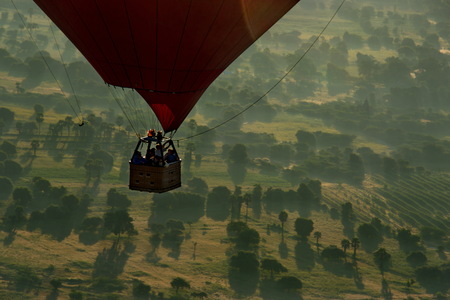 Bagan. Myanmar. 11/25/2016. Every morning at dawn, a dozen balloons, let's see, a bird's eye, a splendor of many ancient Buddhist temples of Bagan.のeditorial素材