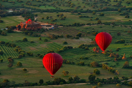 Bagan. Myanmar. 11/25/2016. Every morning at dawn, a dozen balloons, let's see, a bird's eye, a splendor of many ancient Buddhist temples of Bagan.のeditorial素材
