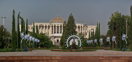 Dushanbe, Tajikistan. 07/08/2019. Central Metropolitan Park "Gods Rudaki". Original lamps in the form of snow-white birds.のeditorial素材