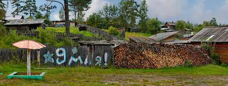 Red Priisk. Russia. August 26, 2021. The inscription on the village fence "Thank you to my grandfather for the Victory!", Made for the 75th anniversary of the Great Victory of the Second World War.のeditorial素材