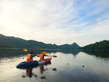 Man and woman are kayakingの素材