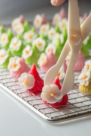 Hands women make Aalaw or Alua, Thai traditional candy sweet dessert.の写真素材