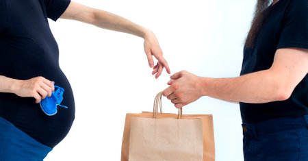 Portrait happy young pregnant woman and her husband with shopping bags and touching her big belly isolated on white background. Pregnancy shopping concept happy young family with shopping bagsの写真素材