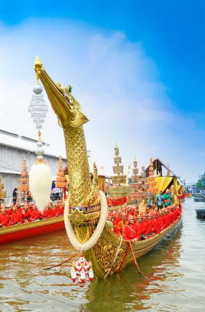 	BANGKOK,THAILAND-NOVEMBER 6:"Suphannahongse"was prepare for last dress rehearsal of the Royal Barge Procession for the Royal Kathin Ceremony at Chaopraya river on November 6,2012 in Bangkok,Thailandのeditorial素材