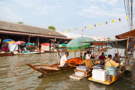 SUMUTHSONGKRAM,THAILAND-DECEMBER 30:The merchants sell the foods at Umpawa Floating Market where the most popular floating market in Thailand at Umpawa on December 30,2012 in Samuthsongkram,Thailand のeditorial素材