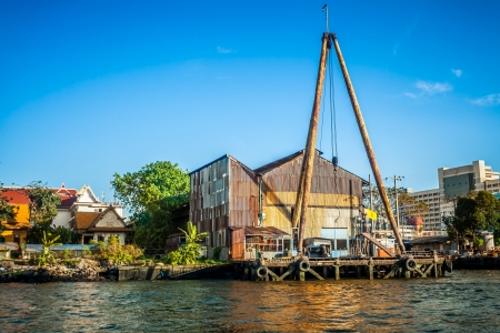 BANGKOK,THAILAND-DECEMBER 22: The ancient tri legs crane which use for load and upload the goods from the boat at Chaopraya river on December 22,2012 in Bangkok,Thailand のeditorial素材