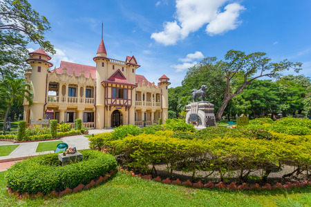 NAKORNPRATHOM,THAILAND-AUGUST 25:The side view of Sanam Chandra Palace where is the ancient and popula for Thai&foreigner to visit at Nakornprathom on August 25,2014 in Nakornprathom,Thailandのeditorial素材