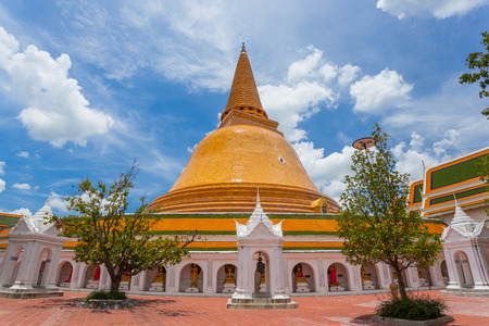 NAKORNPRATHOM,THAILAND-AUGUST 25:Pra Pratomjedi,the biggest Jedi in Thailand where is the popular for Thai and foreigner to pray and visit at Nakornprathom on August 25,2014 in Nakornprathom,Thailandのeditorial素材