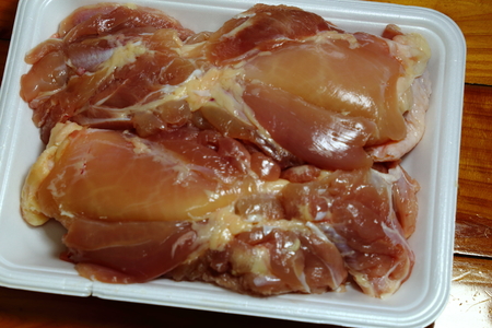 Chicken thigh meat on food trayの写真素材