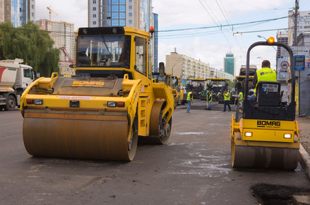 Kyiv, Ukraine Jul 2016: Road Paving, construction. Workers laying stone mastic asphalt during street repairing works 2016 in Kyiv on Peremogy ave - One of the central roads of Kievのeditorial素材