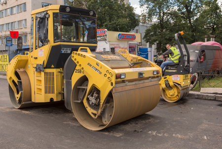 Kyiv, Ukraine Jul 2016: Road Paving, construction. Workers laying stone mastic asphalt during street repairing works 2016 in Kyiv on Peremogy ave - One of the central roads of Kievのeditorial素材