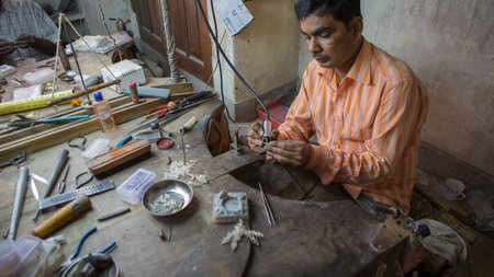JAIPUR, Rajasthan, India â DEC, 2016: Indian Jeweler making an oriental Jewelry on Dec 2016, JAIPUR, India. Jaipur - center of Traditional Handicrafts and handmade Jewelry of Indiaのeditorial素材