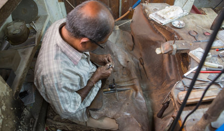 JAIPUR, Rajasthan, India â DEC, 2016: Indian Jeweler making an oriental Jewelry on Dec 2016, JAIPUR, India. Jaipur - center of Traditional Handicrafts and handmade Jewelry of Indiaのeditorial素材