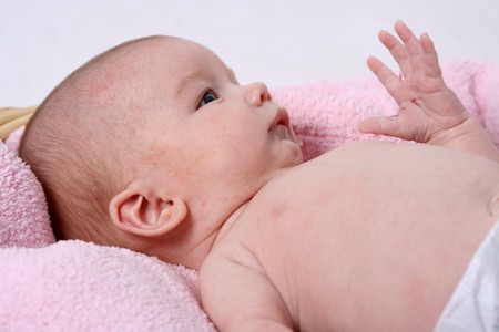 Newborn little girl on pink towelの写真素材