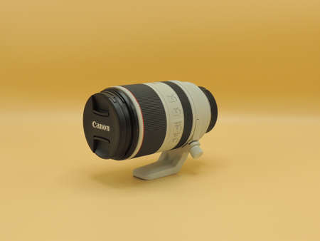 Best Super telezum-Sony FE 200-600mm F 5.6-6.3 G OSS silver. On a yellow background. Opinion of the...
