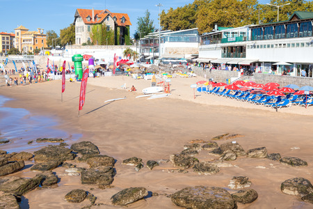 CASCAIS, PORTUGAL - SEPTEMBER 24 . 2017 . View of a beach in the touristic villageのeditorial素材