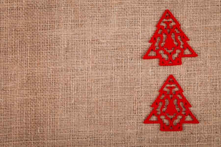 Two red trees as ornament on burlap background, right side
の写真素材