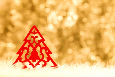 Handmade red Christmas tree over golden glimmering background
の写真素材