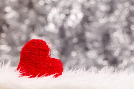 Lonely red string heart on the left side over silver shiny background
の写真素材