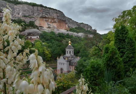 monastery in the canyon of rocks in a midwood in Crimeaの写真素材