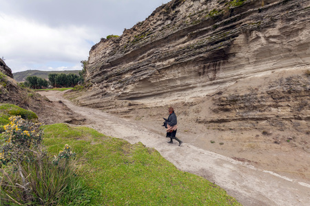 Quilotoa, Ecuador - 27 March 2015 : Indigenous Women Trying To Hide From The Camera To The Lake Quilotoa, South America In Quilotoa On March 27, 2015のeditorial素材