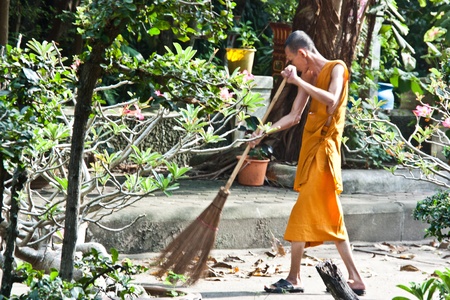 Thai monks to make a clean square of the daily routine here in Thailand. The temple is an attractive and nice to look at.のeditorial素材