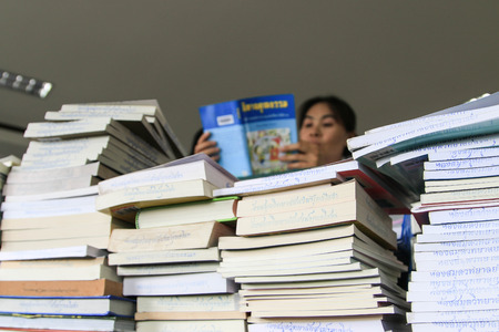CHACHOENGSAO, THAILAND - SEPTEMBER 11:People who do not know the names read in the library. Self developmentOn September 11, 2014 in Chachoengsao, Thailand.のeditorial素材