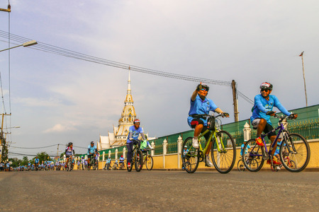 CHACHOENGSAO, THAILAND - AUGUST 16 :People who do not know his name, many cyclists to compete.Year 16 August 2015, Chachoengsao, Thailand.のeditorial素材