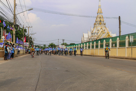 CHACHOENGSAO, THAILAND - AUGUST 16 :People who do not know his name, many cyclists to compete.Year 16 August 2015, Chachoengsao, Thailand.のeditorial素材