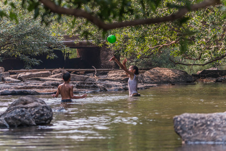 CHACHOENGSAO, THAILAND - APRIL 7:
Many people do not know the name of a creek in the holiday fun.のeditorial素材