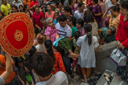 CHACHOENGSAO, THAILAND - JUNE 19:
The crowd, many of whom do not know the name of joint activities. The ceremony was ordained a priest in the religion of Thailand.
On June 19, 2016 in Buriram, Thailand.のeditorial素材