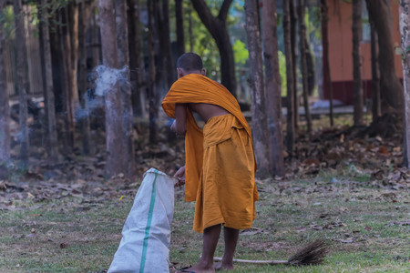Grass broom; Made from soft grass flowers, bamboo handle; Tie the plastic rope down, do not fall off easily; For sweeping clean on dry floor.の写真素材
