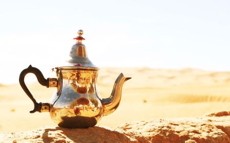 Metal tea-pot in desertの写真素材