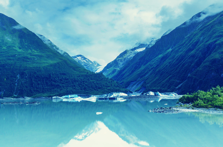 Serenity lake in Alaskan tundraの写真素材