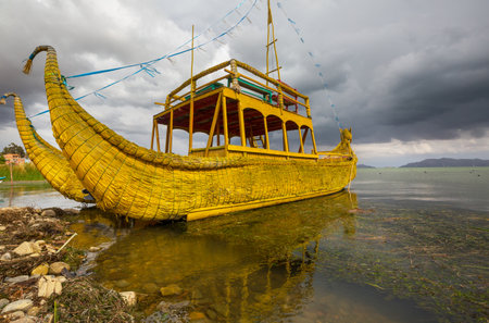 Totora boat on the Titicaca lake in Boliviaの写真素材