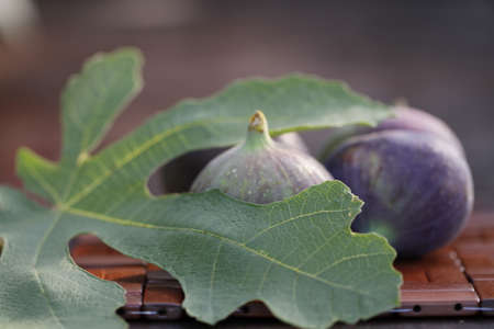 figs on wooden matの写真素材