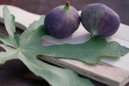 figs on cutting boardの写真素材