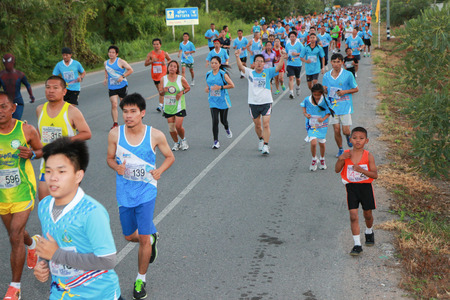 CHONBURI  THAILAND - AUGUST 12: Unidentified marathon runner at Sirikit hospital mini-half marathon 2014 on AUGUST 12, 2014  in Chonburi, Thailand.のeditorial素材