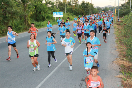 CHONBURI  THAILAND - AUGUST 12: Unidentified marathon runner at Sirikit hospital mini-half marathon 2014 on AUGUST 12, 2014  in Chonburi, Thailand.のeditorial素材