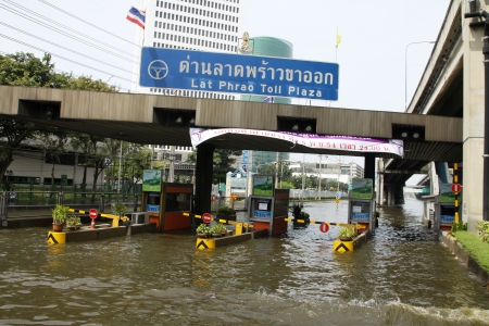 BANGKOK, THAILAND - NOVEMBER 12 : Thai flood hits Central of Thailand, higher water levels expected, during the worst flooding in decades on November 12,2011 Bangkok, Thailand.のeditorial素材