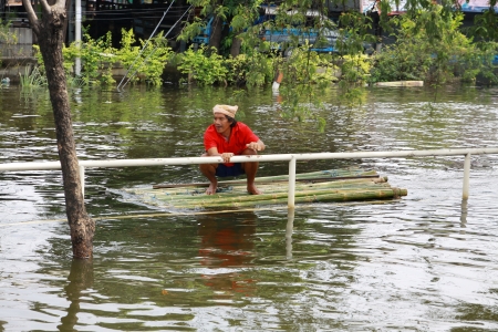 BANGKOK, THAILAND - NOVEMBER 12 : Thai flood hits Central of Thailand, higher water levels expected, during the worst flooding in decades on November 12,2011 Bangkok, Thailand.のeditorial素材