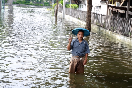 BANGKOK, THAILAND - NOVEMBER 12 : Thai flood hits Central of Thailand, higher water levels expected, during the worst flooding in decades on November 12,2011 Bangkok, Thailand.のeditorial素材