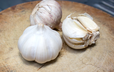 Garlic on wooden chopping boardの写真素材