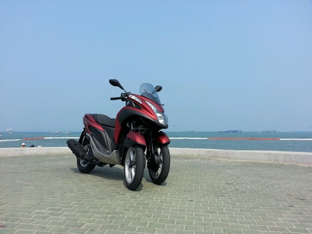 Yamaha Tricity beside the sea