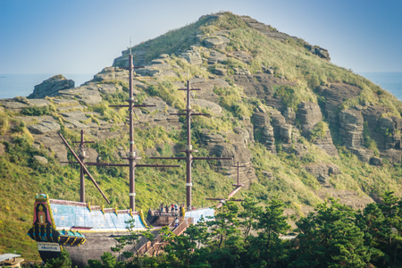 Jeju Island, KOREA - NOVEMBER 12: The tourist visited Sanbanggulsa temple that located on Sanbangsan Mountain. On the way to the cave, with the temple in it you have multiple buildings - 12 NOVEMBER 2016のeditorial素材