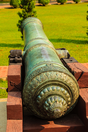 Beautiful of old cannon at Phra Ramratchaniwet Palace (Wang Ban Peun), former the king Rama 5 palace, one of the main public tourist attractions in Phetchaburi, Thailandのeditorial素材